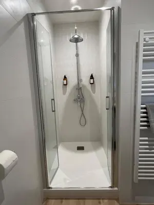Salle de bains dans l'établissement La Millière - Piscine & Campagne - D'Elbée