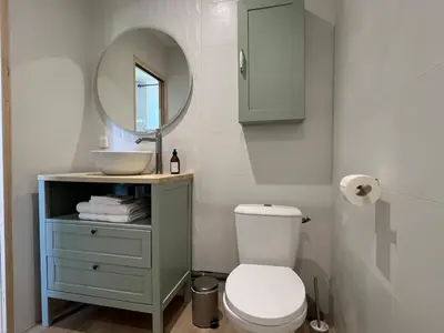 Salle de bains dans l'établissement La Millière - Piscine & Campagne - D'Elbée
