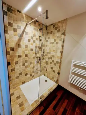 Salle de bains dans l'établissement La Tournerie, Gîte 10 pers piscine près Puy du Fou