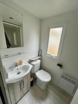 Salle de bains dans l'établissement Clearedtochill Mobilhome 6P Camping Siblu Bois Dormant 4 étoiles