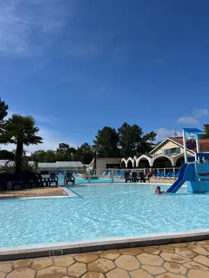 Piscine de l'établissement Clearedtochill Mobilhome 6P Camping Siblu Bois Dormant 4 étoiles ou située à proximité