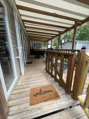 Balcon ou terrasse dans l'établissement Clearedtochill Mobilhome 6P Camping Siblu Bois Dormant 4 étoiles