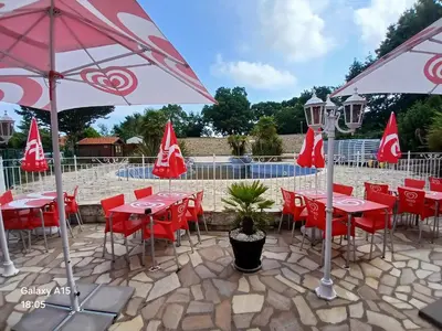 Restaurant ou autre lieu de restauration dans l'établissement Mobil-home confort 2 chambres à La Baule