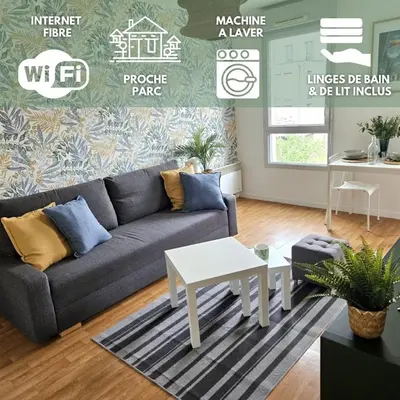 Coin salon dans l'établissement Bienvenue dans la jungle - Proche Parc et Commodités & Wifi
