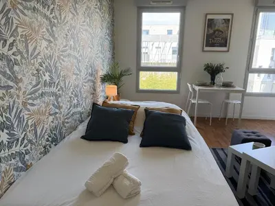 Un ou plusieurs lits dans un hébergement de l'établissement Bienvenue dans la jungle - Proche Parc et Commodités & Wifi