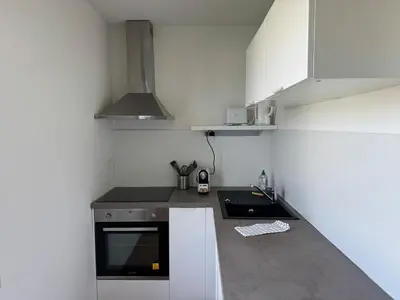 Cuisine ou kitchenette dans l'établissement Bienvenue dans la jungle - Proche Parc et Commodités & Wifi