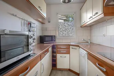 Cuisine ou kitchenette dans l'établissement Maison pour 4 avec terrasse - proche du centre