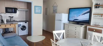 Cuisine ou kitchenette dans l'établissement Appartement T2 450m de la plage des demoiselles, avec garage et possibilité de vélos à 950m de la rue piétonne