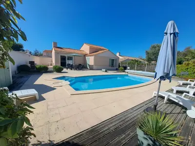 Piscine de l'établissement Maison charmante pour 6 personnes, résidence calme avec piscine privée - FR-1-323-578 ou située à proximité