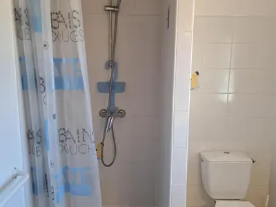 Salle de bains dans l'établissement Maison charmante pour 6 personnes, résidence calme avec piscine privée - FR-1-323-578