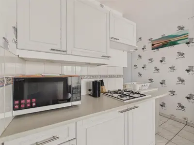 Cuisine ou kitchenette dans l'établissement Appart pour 4 adultes et 2 enfants, 500m de la mer