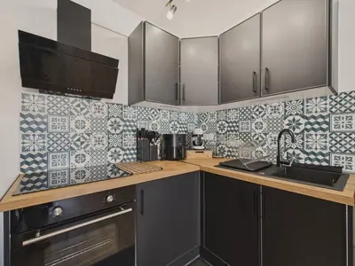 Cuisine ou kitchenette dans l'établissement 200m de la mer - Appartement pour 4 avec balcon
