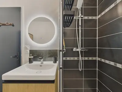 Salle de bains dans l'établissement 200m de la mer - Appartement pour 4 avec balcon
