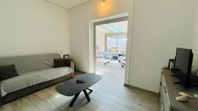 Coin salon dans l'établissement Maison Hirondelles, piscine mer et forêt