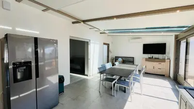 Télévision ou salle de divertissement dans l'établissement Maison Hirondelles, piscine mer et forêt