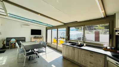 Télévision ou salle de divertissement dans l'établissement Maison Hirondelles, piscine mer et forêt
