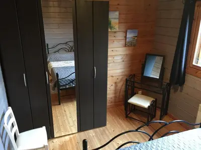 Un ou plusieurs lits dans un hébergement de l'établissement Charmante maison en bois pour 5 personnes avec terrasse et jardin - FR-1-426-580