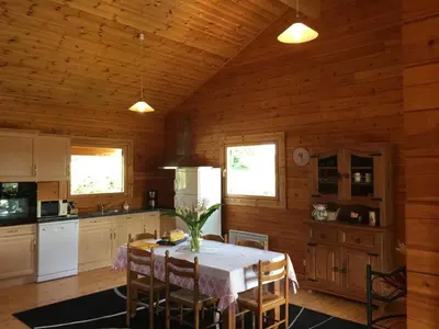 Cuisine ou kitchenette dans l'établissement Charmante maison en bois pour 5 personnes avec terrasse et jardin - FR-1-426-580