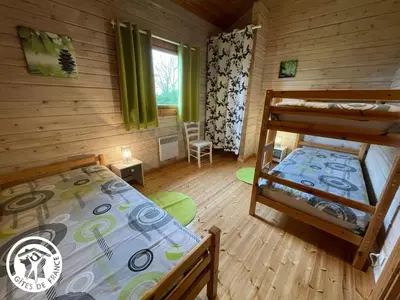 Un ou plusieurs lits dans un hébergement de l'établissement Charmante maison en bois pour 5 personnes avec terrasse et jardin - FR-1-426-580