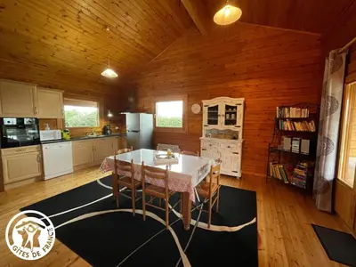 Cuisine ou kitchenette dans l'établissement Charmante maison en bois pour 5 personnes avec terrasse et jardin - FR-1-426-580