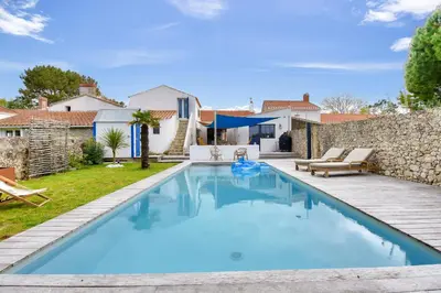 Piscine de l'établissement Piscine chauffée, jardin, magnifique villa pour 10 ou située à proximité