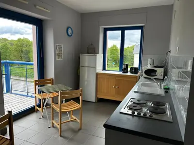 Cuisine ou kitchenette dans l'établissement Lit en dortoir - Maison du canal - Sur la rive de Pont Miny