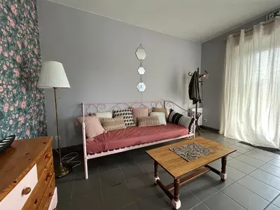 Coin salon dans l'établissement Lit en dortoir - Maison du canal - Sur la rive de Pont Miny