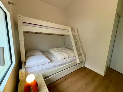 Un ou plusieurs lits dans un hébergement de l'établissement Maison spacieuse 8 pers, près de la mer et forêt, avec WIFI - FR-1-323-574