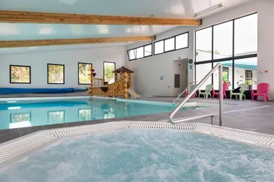 Piscine de l'établissement Domaine des Salins ou située à proximité