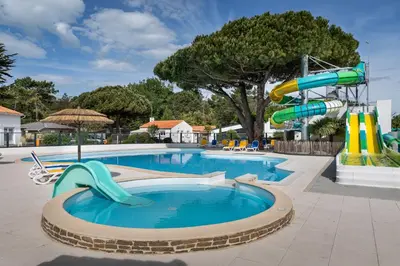 Piscine de l'établissement Domaine des Salins ou située à proximité