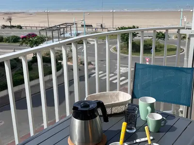 Balcon ou terrasse dans l'établissement Appartement rénové à 50m de la mer pour 6 pers. - FR-1-323-579