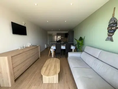 Télévision ou salle de divertissement dans l'établissement Appartement rénové à 50m de la mer pour 6 pers. - FR-1-323-579