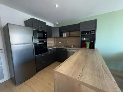Cuisine ou kitchenette dans l'établissement Appartement rénové à 50m de la mer pour 6 pers. - FR-1-323-579