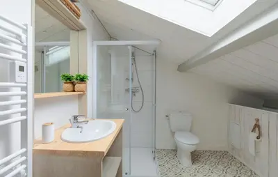 Salle de bains dans l'établissement Charmante Maison Proche Mer