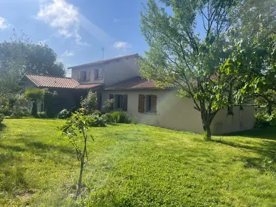 Jardin de l'établissement Echappée belle verdoyante 20 kms du Puy