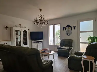 Télévision ou salle de divertissement dans l'établissement Maison de la Frandière-98m2-6 pers-3 ch-2 sdb-2 WC-Wi-fi-500 mètres de la plage