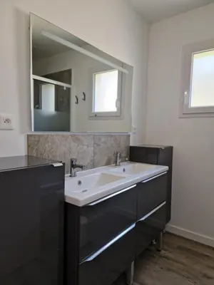 Salle de bains dans l'établissement Maison de la Frandière-98m2-6 pers-3 ch-2 sdb-2 WC-Wi-fi-500 mètres de la plage