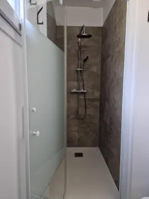 Salle de bains dans l'établissement Maison de la Frandière-98m2-6 pers-3 ch-2 sdb-2 WC-Wi-fi-500 mètres de la plage