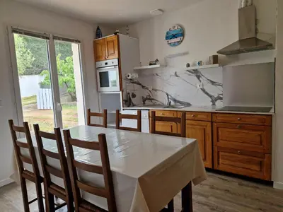 Cuisine ou kitchenette dans l'établissement Maison de la Frandière-98m2-6 pers-3 ch-2 sdb-2 WC-Wi-fi-500 mètres de la plage