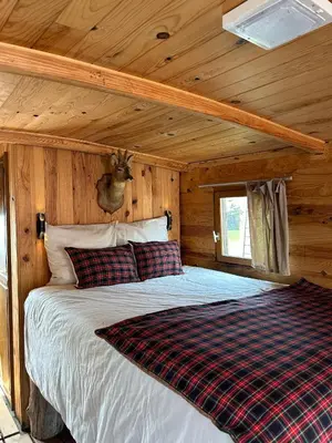 Un ou plusieurs lits dans un hébergement de l'établissement Toue cabanée romantique - Vue Maine et Château - Centre Angers