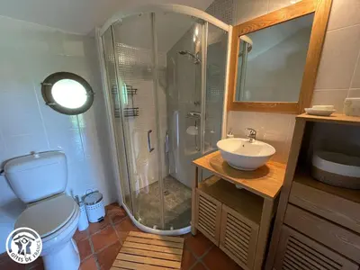 Salle de bains dans l'établissement Séjour Authentique en Bourrines Traditionnelles à Beauvoir-sur-Mer - FR-1-426-583
