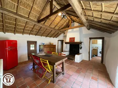 Cuisine ou kitchenette dans l'établissement Séjour Authentique en Bourrines Traditionnelles à Beauvoir-sur-Mer - FR-1-426-583