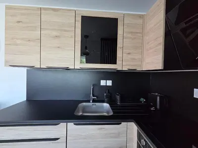Cuisine ou kitchenette dans l'établissement Studio Neuf 23m² Proche Plage et Centre Tout Inclus - FR-1-364-183