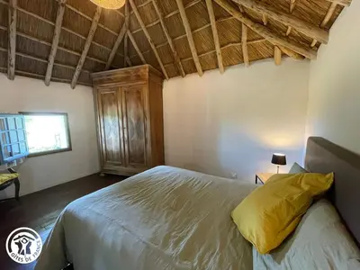 Un ou plusieurs lits dans un hébergement de l'établissement Charmante chaumière traditionnelle dans le Marais breton - FR-1-426-584
