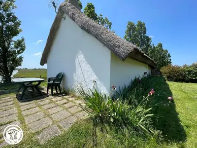Jardin de l'établissement Charmante chaumière traditionnelle dans le Marais breton - FR-1-426-584