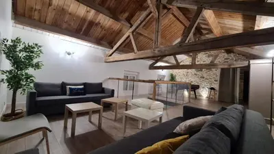 Coin salon dans l'établissement Gite 12 personnes avec étang et piscine