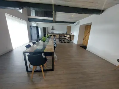 Restaurant ou autre lieu de restauration dans l'établissement Gite 12 personnes avec étang et piscine