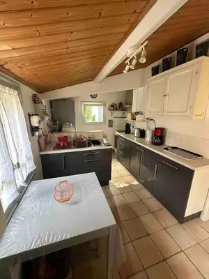 Cuisine ou kitchenette dans l'établissement Résidence agréable proche de la mer