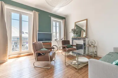 Télévision ou salle de divertissement dans l'établissement Élégant appartement place du Marché, 2 chambres, tout confort