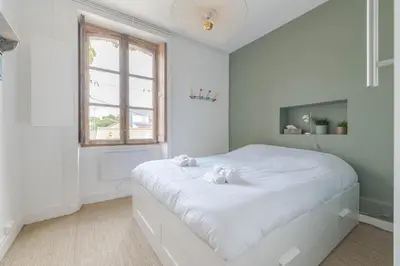 Un ou plusieurs lits dans un hébergement de l'établissement Élégant appartement place du Marché, 2 chambres, tout confort